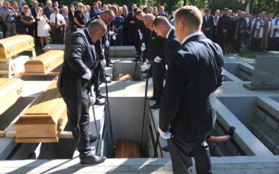 Państwowy pogrzeb ofiar niemieckich zbrodni w Dolinie Śmierci