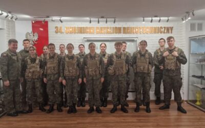 Klasy III TLA i IV TLA na szkoleniu praktycznym w patronackiej Jednostce Wojskowej